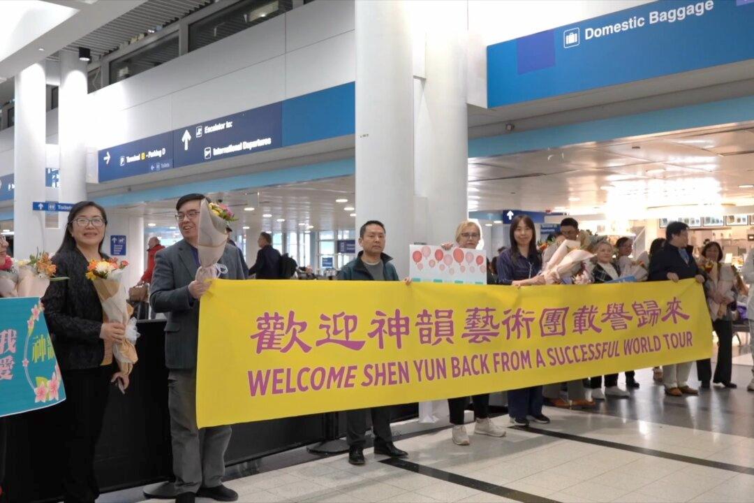 Shen Yun Company Warmly Welcomed by Chicago Fans After Returning From Europe