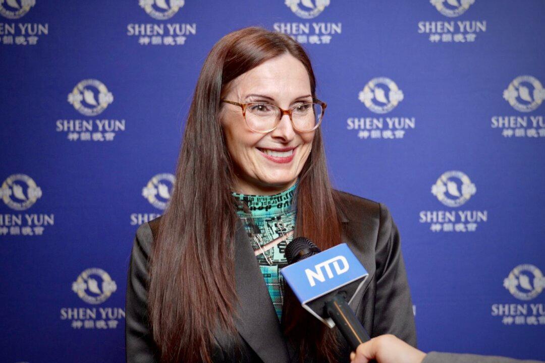 Actress Says Shen Yun Performers Put Their Hearts Onstage