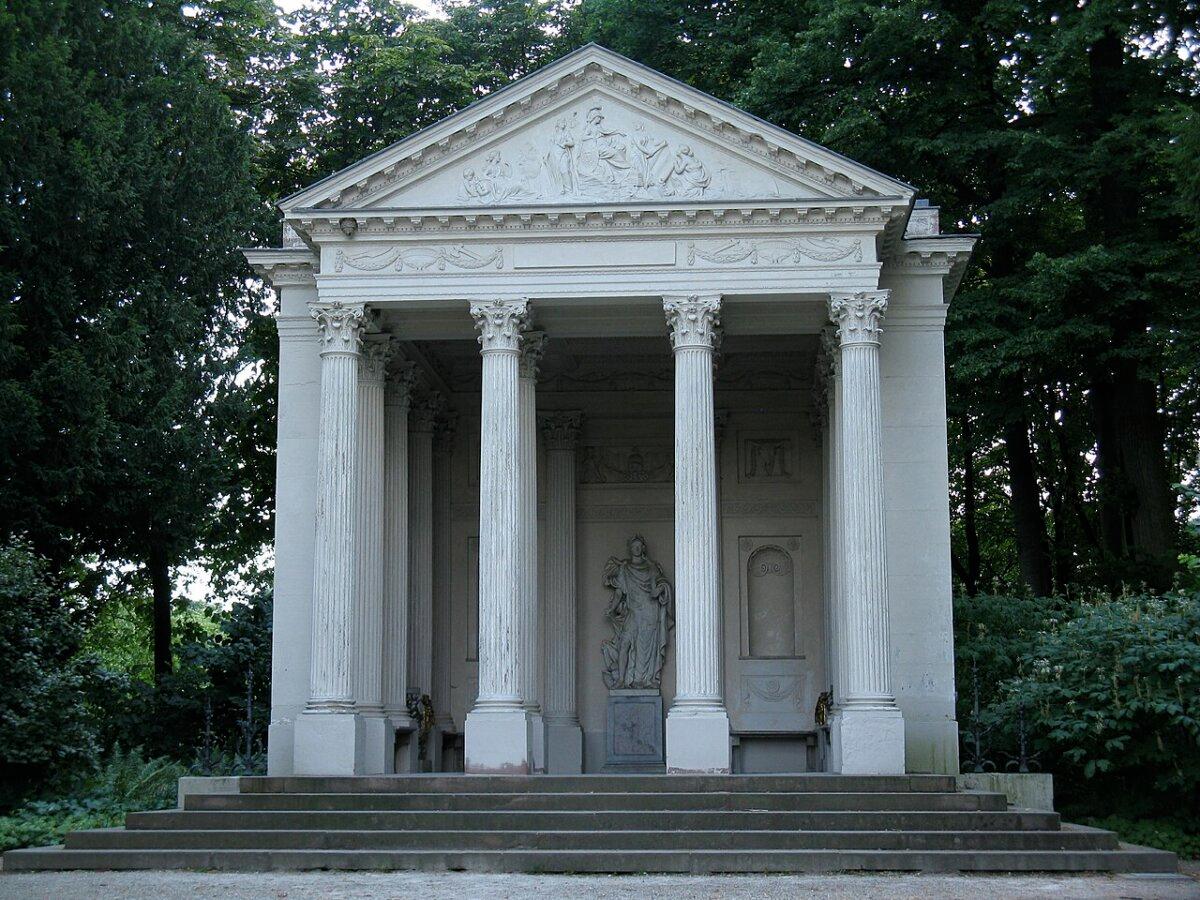 The temple of Minerva is located in the palace gardens. Dedicated to the Roman goddess of wisdom and knowledge, the neoclassical structure was designed by Nicolas de Pigage in 1769 and based on a Roman model, with Corinthian columns and a carved portico. A statue of the goddess, by artist Gabriël Grupello, stands at the back wall. <a style="font-size: 16px;" href="https://en.wikipedia.org/wiki/Schwetzingen_Palace#/media/File:Schwetzingen-Schlo%C3%9Fgarten-Minervatempel.JPG" target="_blank" rel="nofollow noopener">(Misburg3014/CC BY-SA 3.0</a><span style="font-size: 16px;">)</span>