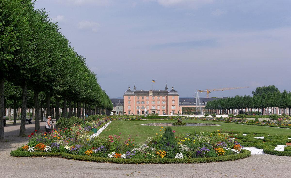 The gardens are world-renowned for their unique combination of French and English gardening styles. The gardens include a circular parterre, trimmed hedges, geometric patterns, and more than 100 statues by French artist Barthélemy Guibal. The informal English landscape garden holds more natural features such as bushes and trees, while still retaining some elements of the French Baroque style. (<a href="Andreas Praefcke/CC BY 3.0" target="_blank" rel="nofollow noopener">Berthold Werner/CC BY-SA 3.0</a>)