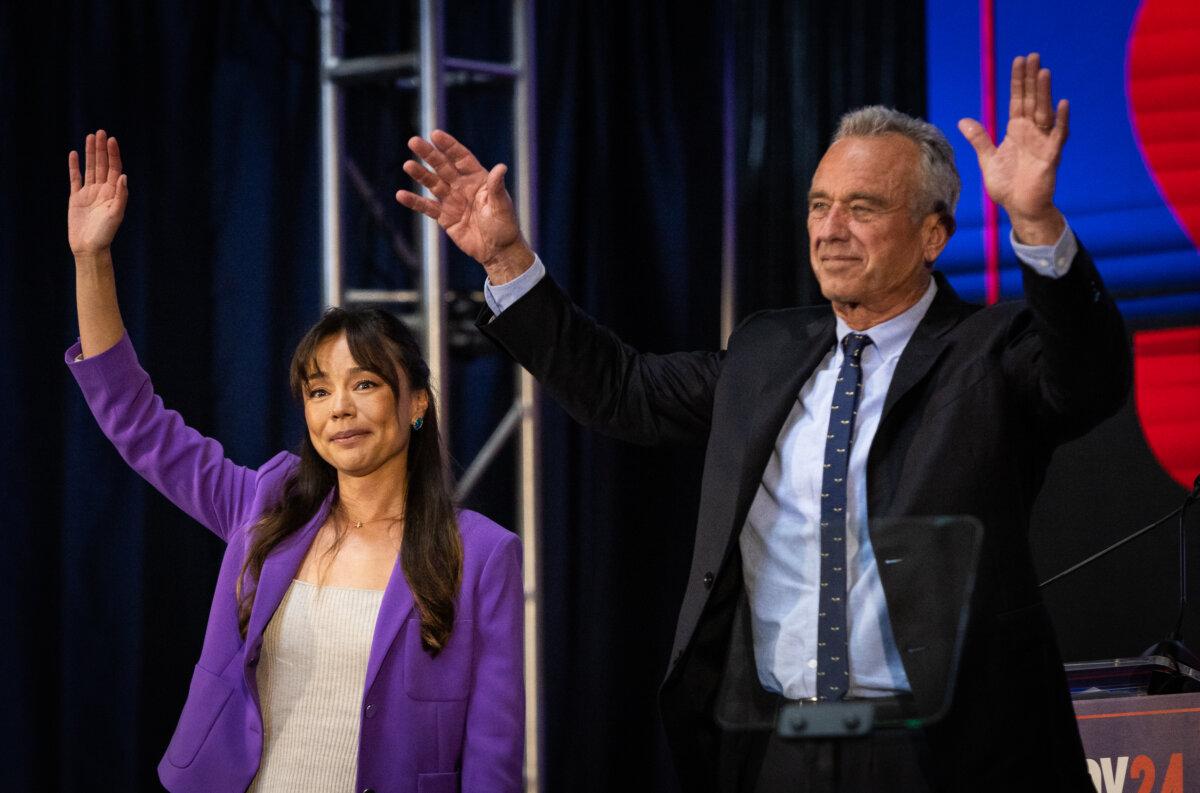 2024 presidential contender Robert F. Kennedy Jr. speaks with his vice presidential pick Nicole Shanahan in Oakland, Calif., on March 26, 2024. (John Fredricks/The Epoch Times)