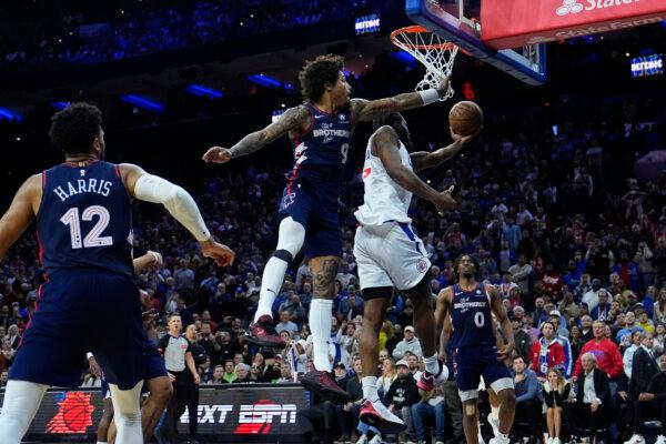 Kawhi Leonard of the Los Angeles Clippers gets past Kelly Oubre Jr. of the Philadelphia 76ers for a reverse layup during an NBA game in Philadelphia on March 27, 2024. (Matt Slocum/AP Photo)