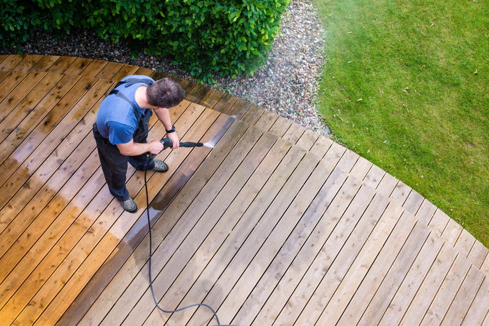 A thorough cleaning/pressure washing may be all that’s needed to give the home a refresh. (bubutu/Shutterstock)