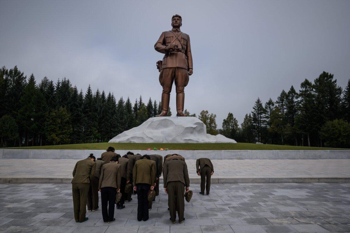 People paying their respects before a statue of late North Korean leader Kim Il Sung in North Korea's northern city of Samjiyon on Sept. 13, 2019. (Ed Jones/AFP via Getty Images)