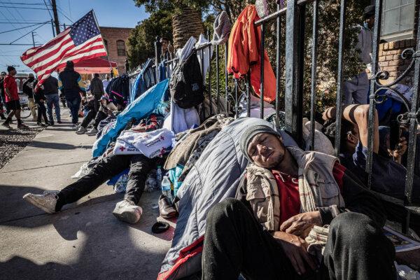 Illegal immigrants sleep on a sidewalk near a shelter in El Paso, Texas, on Jan. 6, 2023. (John Moore/Getty Images)