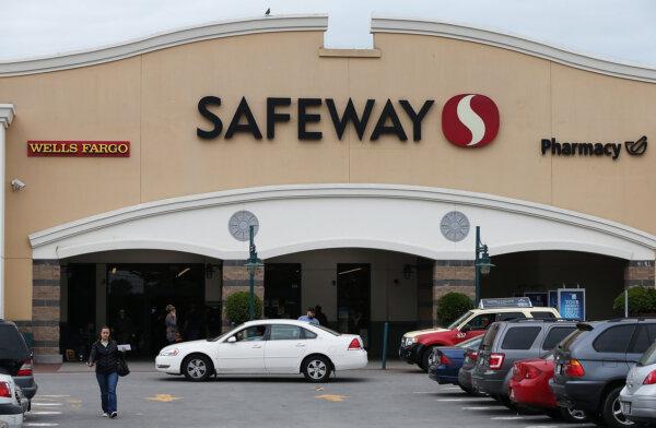 Customers leave a Safeway store in San Francisco on March 5, 2014. (Justin Sullivan/Getty Images)