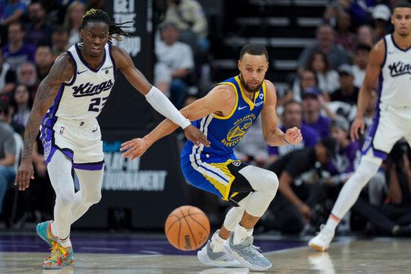 The Kings' Keon Ellis (L) and Stephen Curry of the Warriors chase a loose ball during an NBA play-in game in Sacramento, Calif., on April 16, 2024. (Godofredo A. Vásquez/AP Photo)