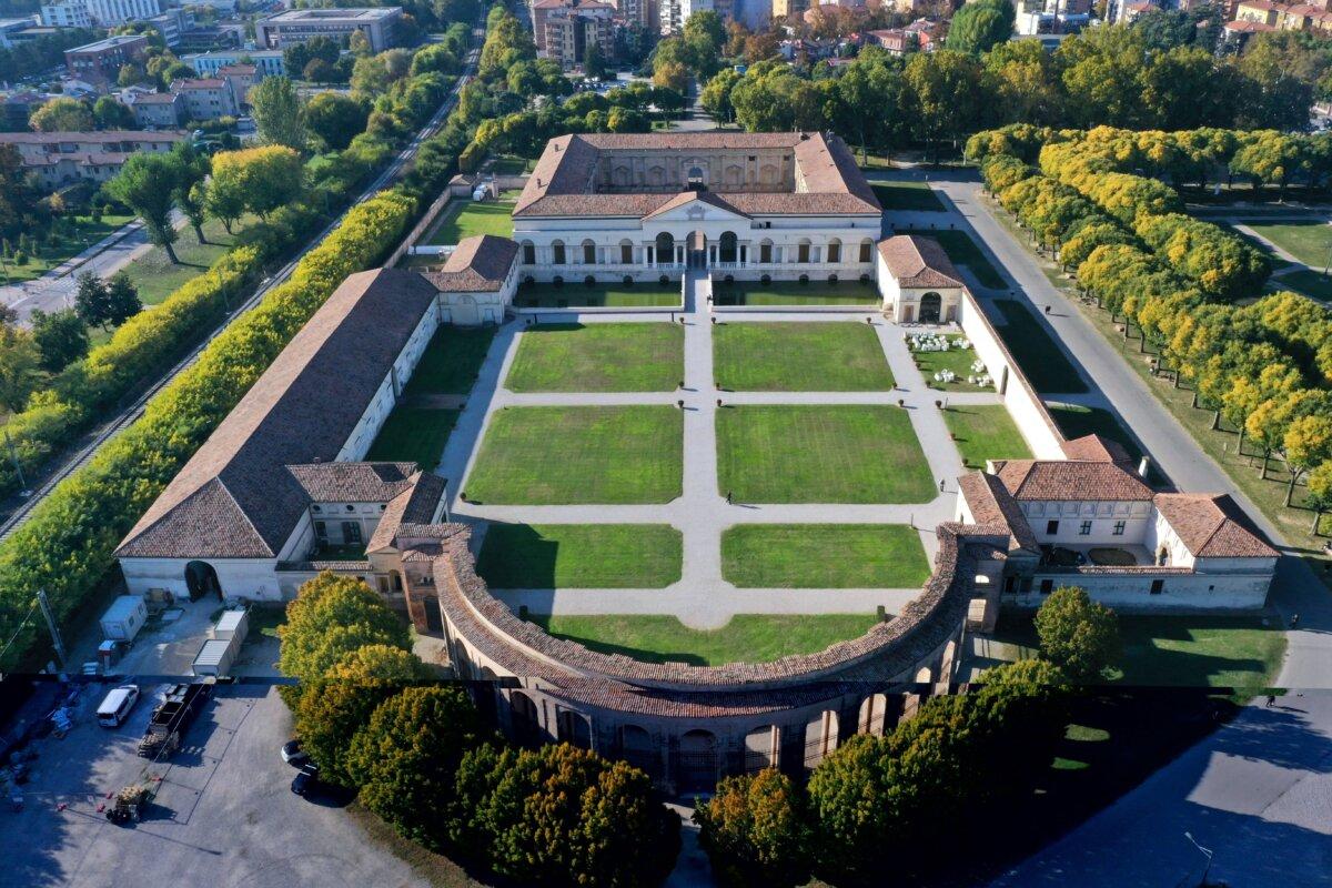 In an aerial view, the back of the palace and landscape is seen. The expansive court is centered on the main axis, and the bridge crosses the fishpond to the Loggia of David with the main courtyard and building beyond. (D-Visions/Shutterstock)
