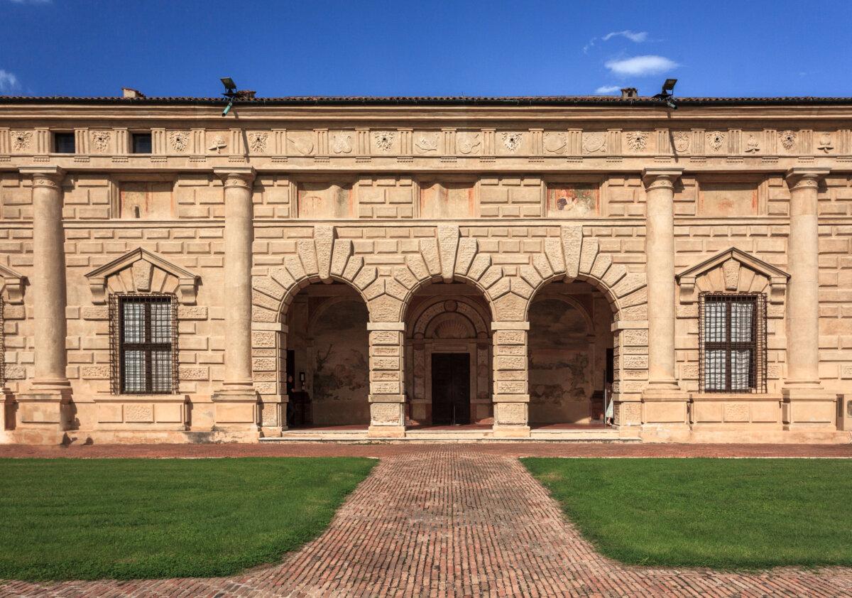 The Loggia of the Muses opens onto the arrival courtyard from the north. Doric pilasters of giant order, ashlar stone, and the three arched openings establish a commanding presence for the façade. (J.H. Smith)