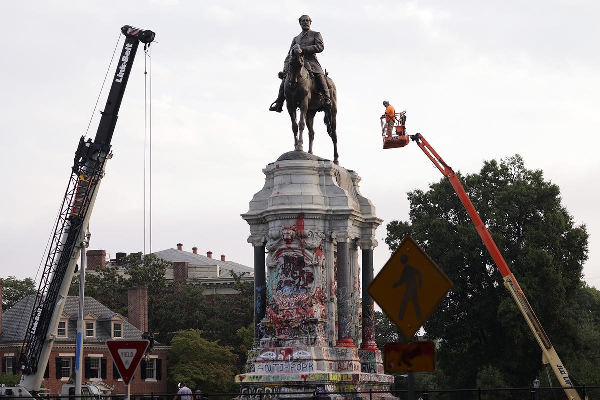 The statue of Gen. Lee at the Robert E. Lee Memorial was removed on Sept. 8, 2021 in Richmond, Virginia. (Alex Wong/Getty Images)