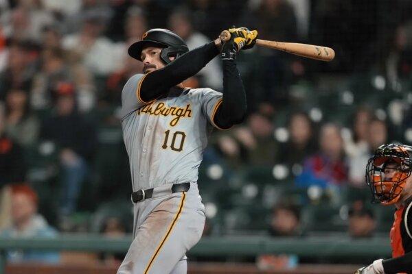 Pair of Homers Lifts Pirates Over Giants in 10