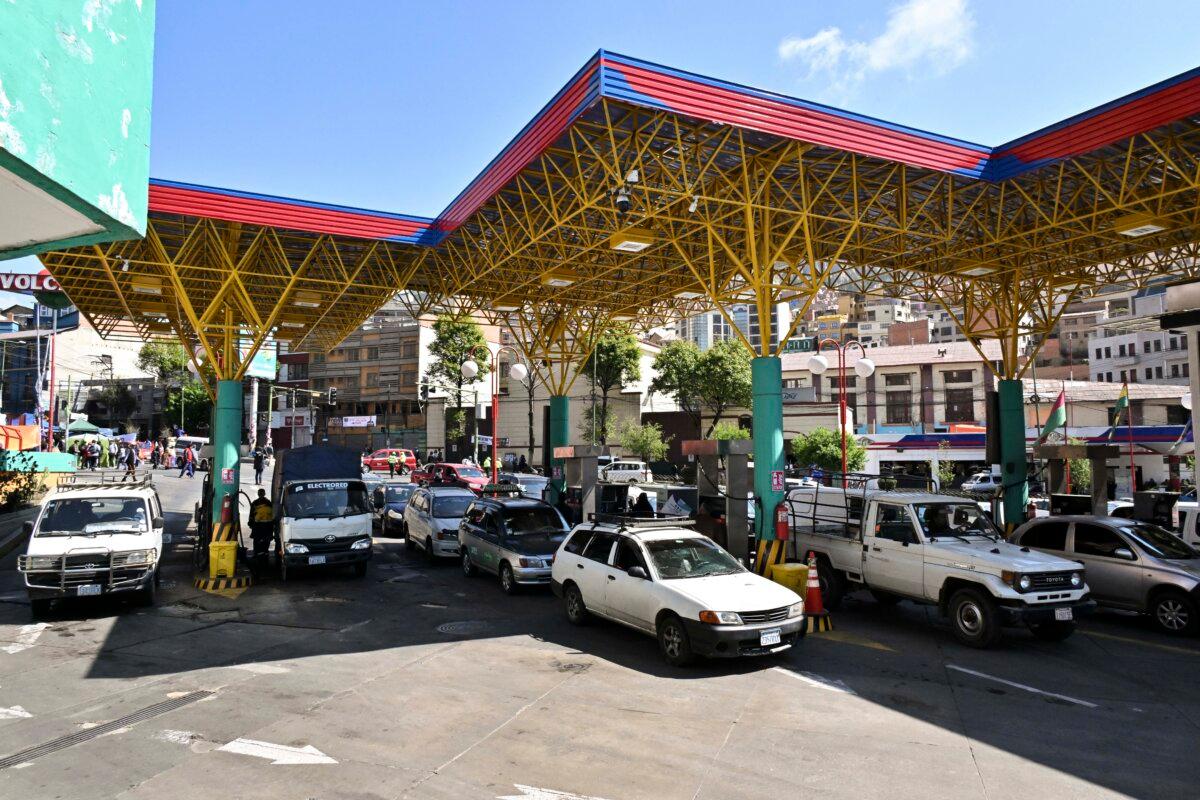 Vehicles line up to refuel during a 24-hour transport strike due to fuel shortages in La Paz on Oct. 23, 2024. (Aizar Raldes/AFP via Getty Images)