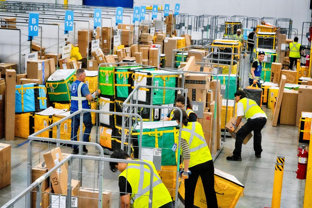 Amazon Plans to Hire 250,000 Workers for Holiday Season