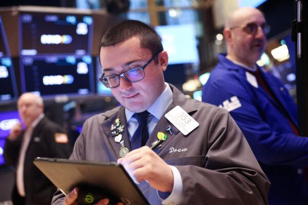 Traders work on the floor of the New York Stock Exchange, on Jan. 22, 2025. (Michael Santiago/Getty Images)