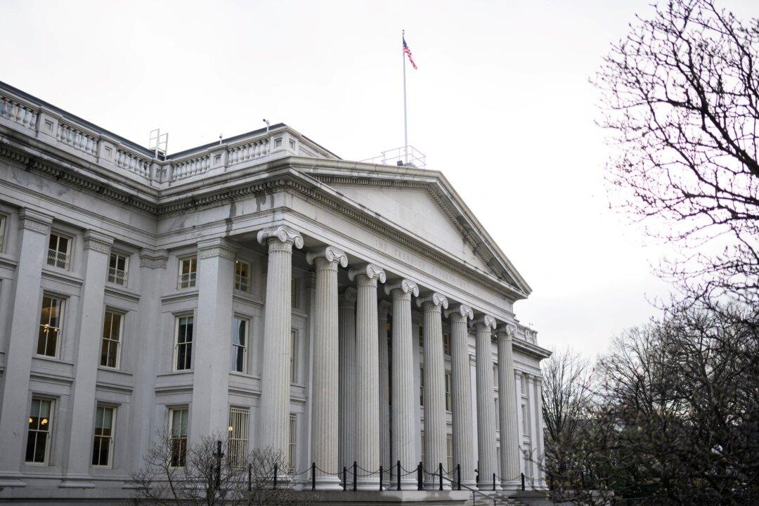 US Current Account Deficit Falls Sharply in Q2 From Record High