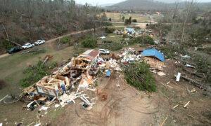 Massive Storm Leaves at Least 35 Dead as US Hit by Tornadoes, Wildfires, Blinding Dust