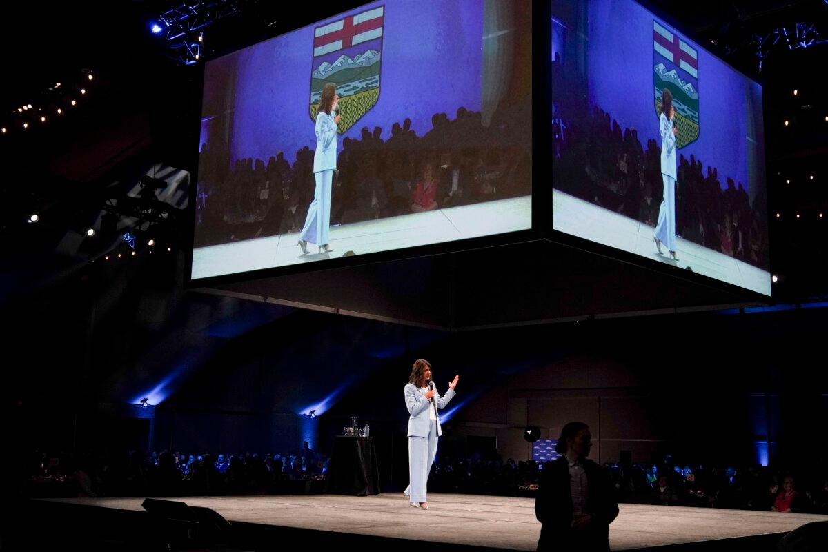 Alberta Premier Danielle Smith speaks at the Edmonton Leader’s Dinner at the Edmonton Convention Centre on March 19, 2025. (Carolina Avendano/The Epoch Times)