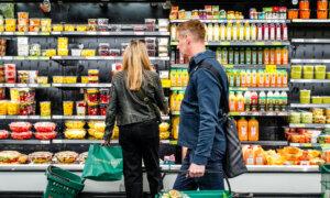 Consumer Confidence Slumps to 4-Year Low