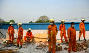 Day in Photos: Earthquake in Burma, Farmers’ Protest, and a Mud Bath Tradition