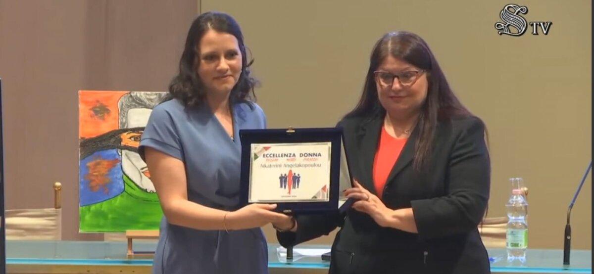 Dr. Katerina Angelakopoulou (L), president of the Italian Falun Dafa Association, accepts the Excellent Woman award from Senator Cinzia Pellegrino (R) on March 21, 2025. (Senato TV)