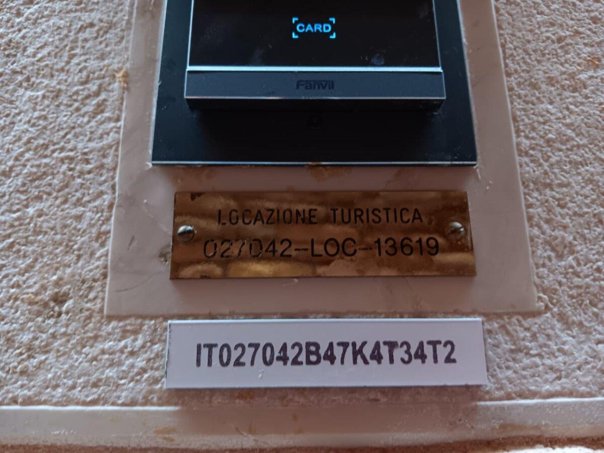 A placard identifies a property as a holiday rental in Venice on April 28, 2025. (Autumn Spredemann/The Epoch Times)