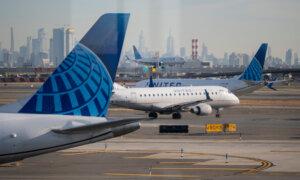 United Airlines Provides Unusual Dueling Outlook on Strong First Quarter Earnings