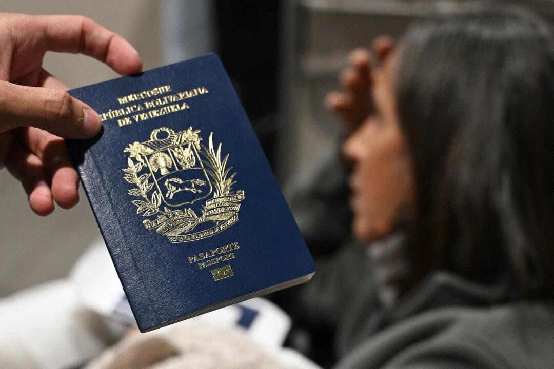 Venezuela Suspends Flights From Colombia to Prevent ‘Entry of Mercenaries’