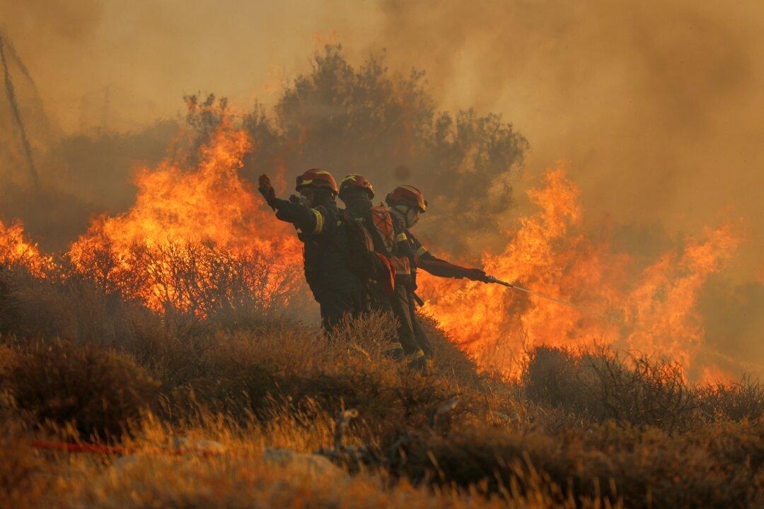 Hotels, Homes Evacuated on Greek Island of Crete as Wildfire Burns Out of Control