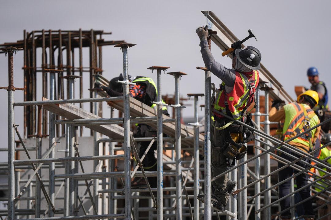 Canadians Will See Wages Pick Up as Immigration Slows, Conference Board Argues