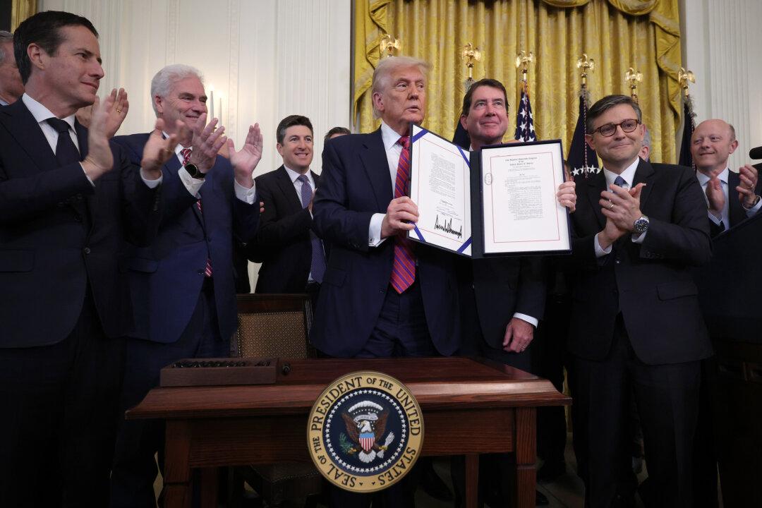 Trump Signs Major Crypto Bill to Set Up Stablecoin Regulatory Framework