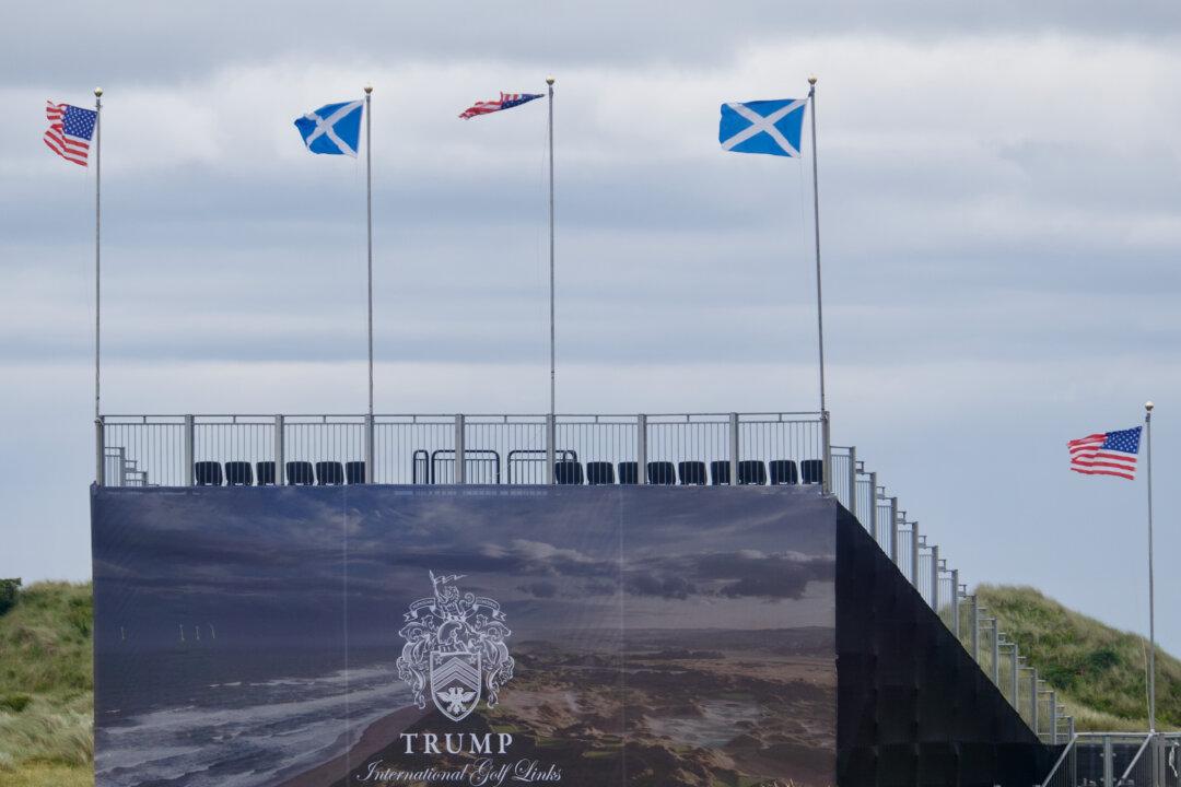 Windy Conditions Challenge Pro Golfers at Trump’s Aberdeen Golf Club