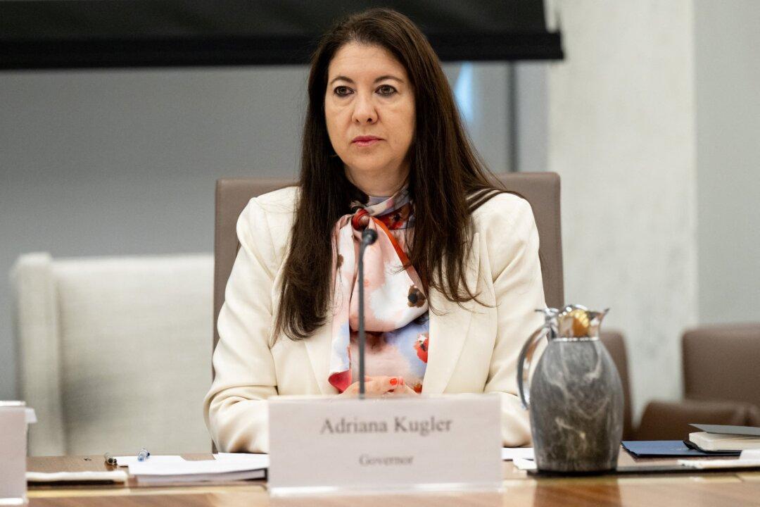 Fed Governor Announces Resignation, Opening Vacancy on Interest Rate-Setting Committee