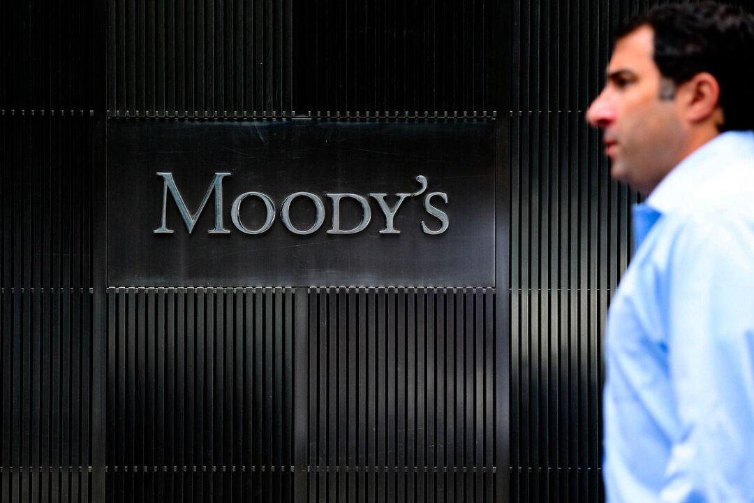 Moody’s Top Economist Says US Economy on ‘Precipice of Recession’