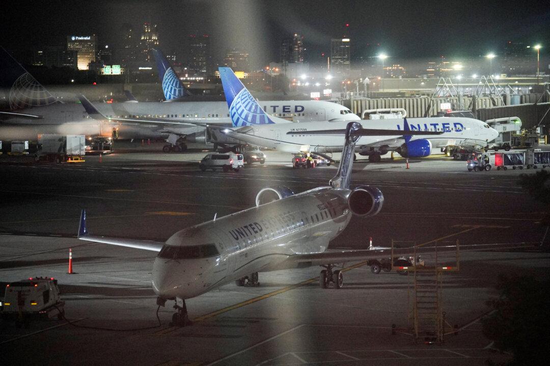 United Airlines Resumes Flights After Resolving Technical Issue