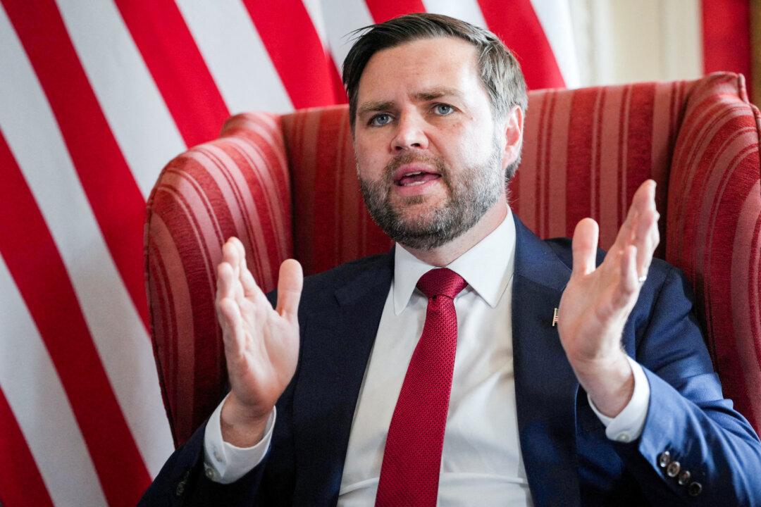 Vance Says Trump Admin Working to Facilitate Putin–Zelenskyy Talks