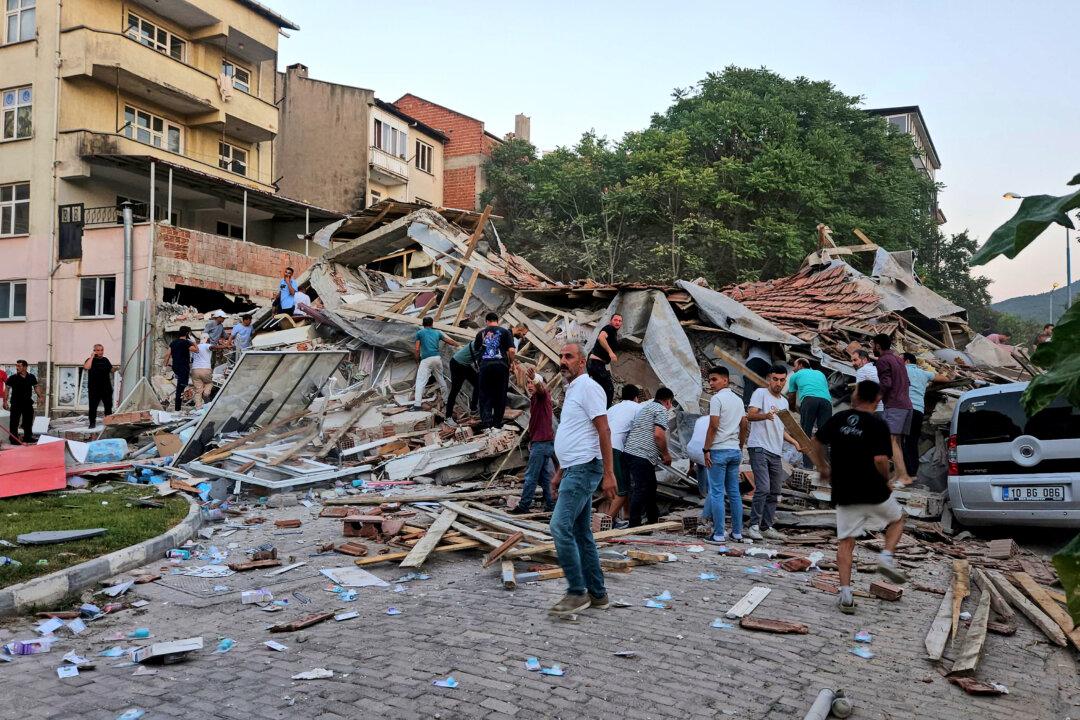 Magnitude 6.1 Earthquake Hits Turkey’s Balikesir Province, Killing 1 and Collapsing Buildings