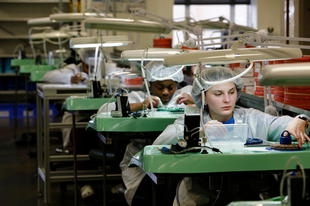 US Wholesale Inflation Unexpectedly Rises 0.9 Percent in July