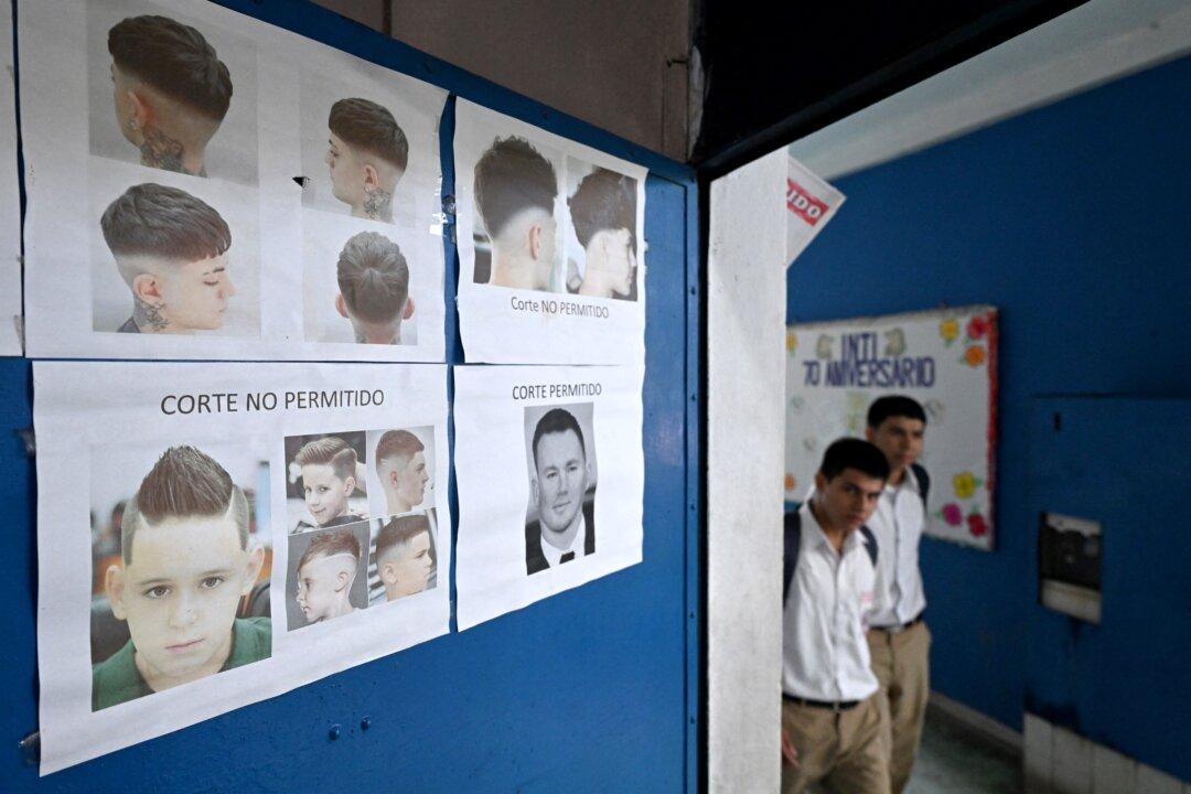 Salvadoran Schools Enforce Dress Code After Military Captain Appointed Education Minister