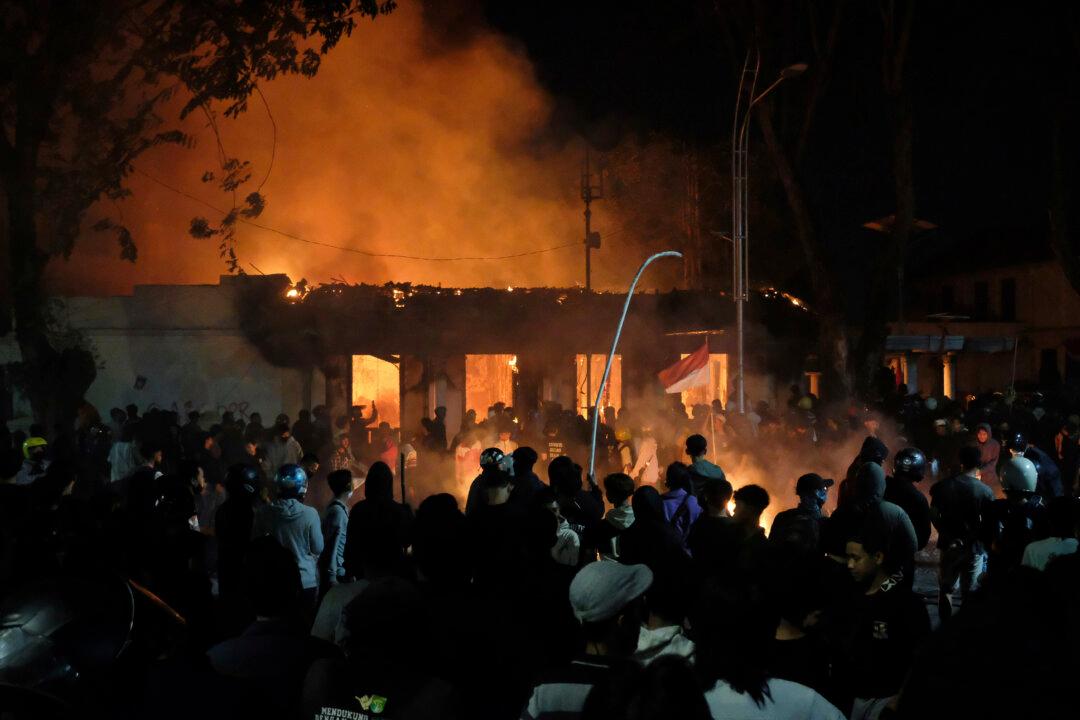 At Least 3 Dead After Mob Sets Fire to Indonesian Regional Parliament Building