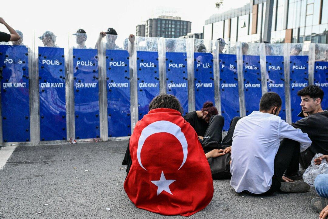 Police, Protesters Clash in Istanbul Amid Suppression of Main Opposition Party
