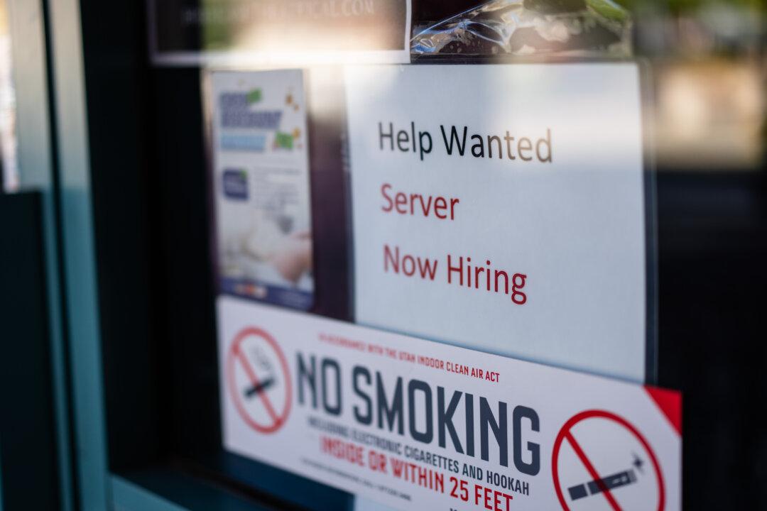 US Weekly Jobless Claims Fall to 1-Month Low After Sharp Decline