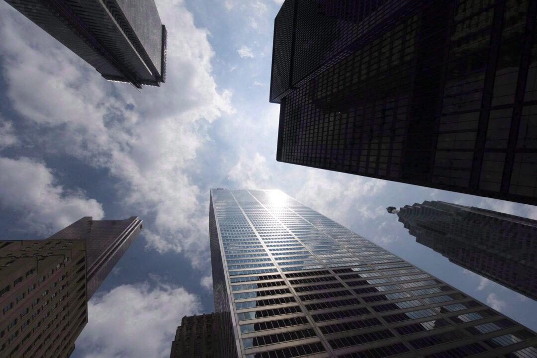 Banking Regulator Warns of Rising Risks as Geopolitical Winds Shift