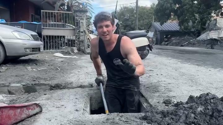 ‘Shovel Superman’’: Alberta Man Uses Vacation to Help Clean up Floods in Taiwan