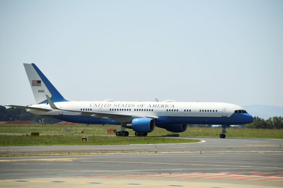 Cracked Windscreen Forces Plane Carrying Hegseth to Make Emergency Landing