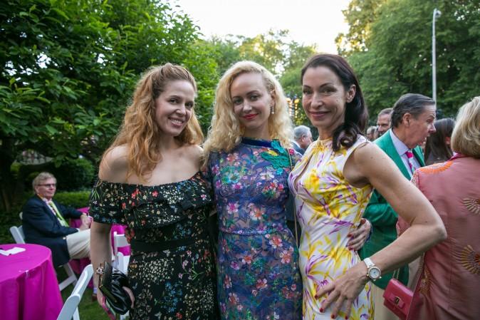 Guests at the Frick's Fifth Avenue Garden. (Benjamin Chasteen/The Epoch Times)
