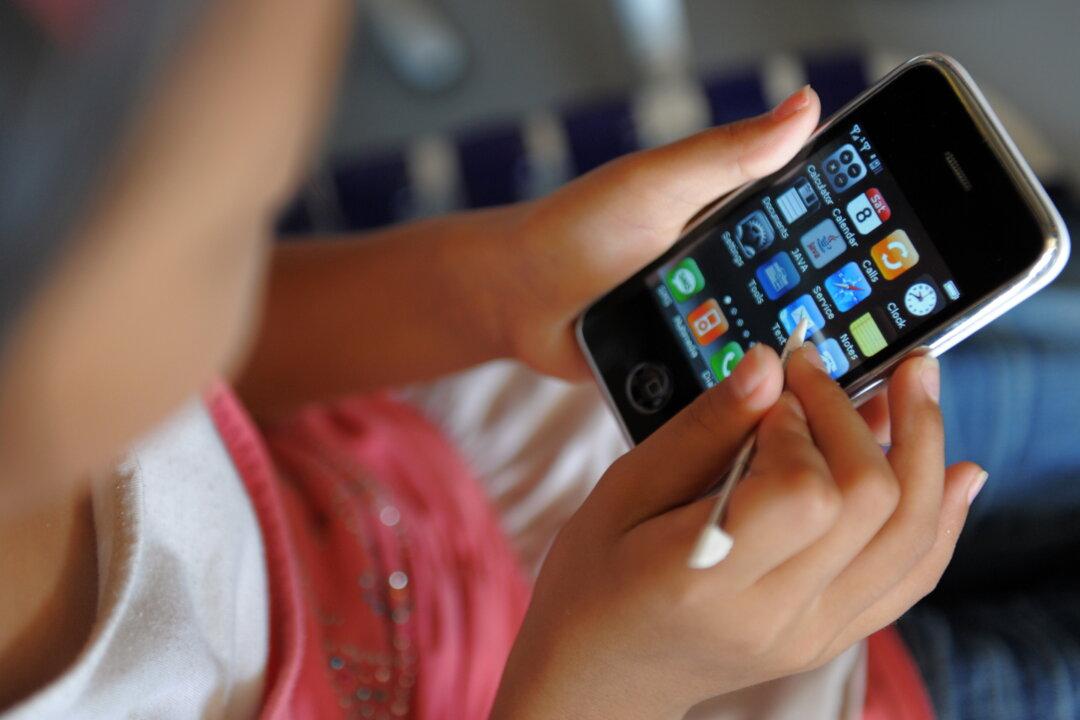 Majority of Canadians Support Cellphone Restrictions in Classroom, Poll Finds