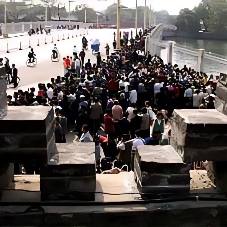Falun Gong practitioners gather on the streets near Zhongnanhai, the Chinese leadership compound, in a peaceful protest, in Beijing on April 25, 1999. (Illustration by The Epoch Times, Minghui.org)