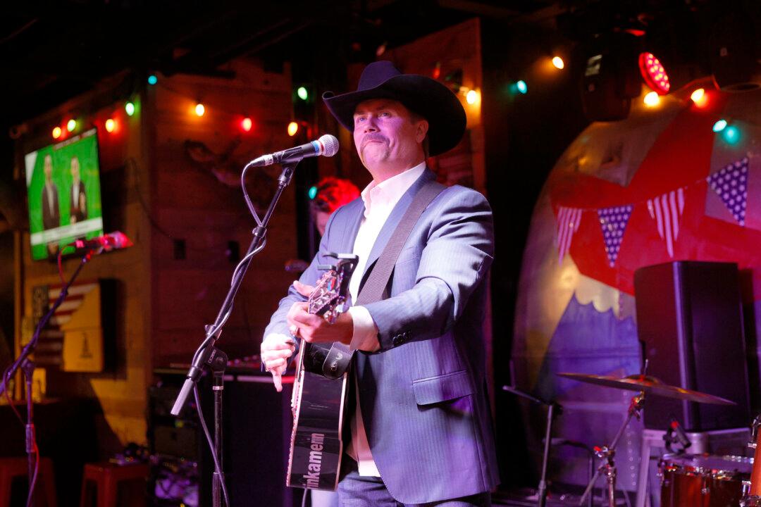 John Rich Organizes Concert Event to Honor UNC’s Flag Defenders