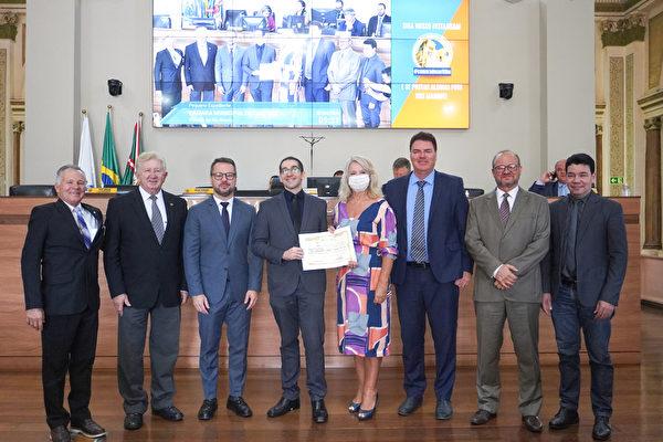 Noemia Rocha (center right) with Curitba's councillors presenting Shen Yun Performing Arts with a commendation certificate at the council chambers in Curitba on May 7, 2024. (Mary Mann/The Epoch Times)