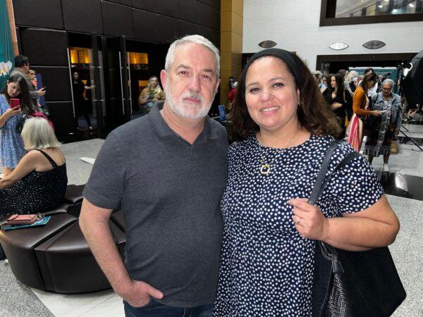 Marcelo Catto Gallina and his wife at the Shen Yun Performing Arts performance at Teatro Positivo on May 8, 2024. (Marcos Schotgues/The Epoch Times)